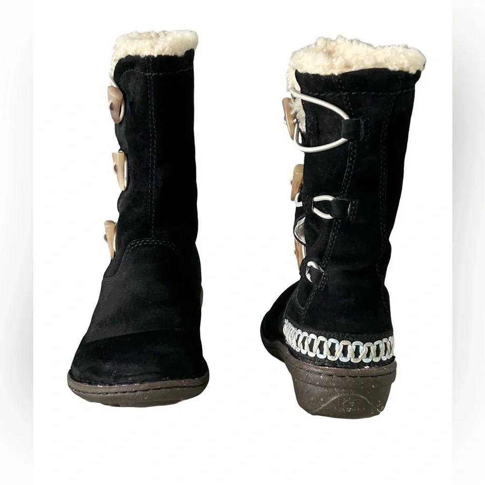 UGG Kona Black Suede Boots with Toggle Button Accent Rubber Sole Heel Sz 6